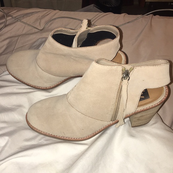 DOLCE VITA
Daylon Suede Bootie - Picture 10 of 11